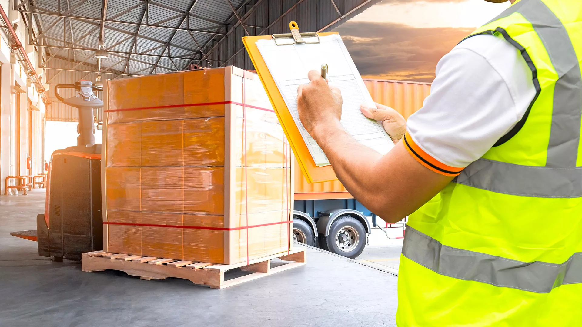 operaio che registra arrivo delle merci