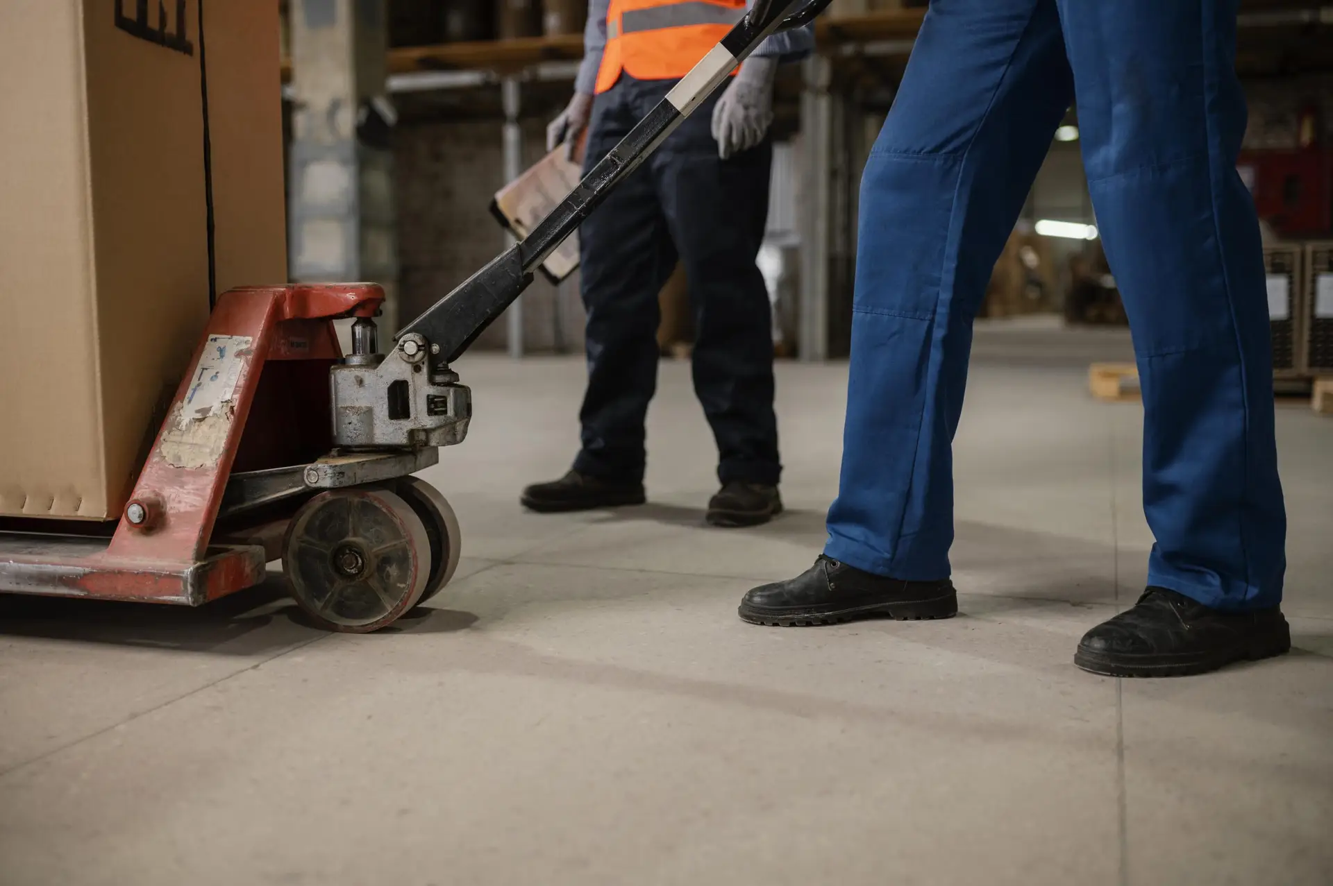 operaio con transpallet mentre sposta bancale