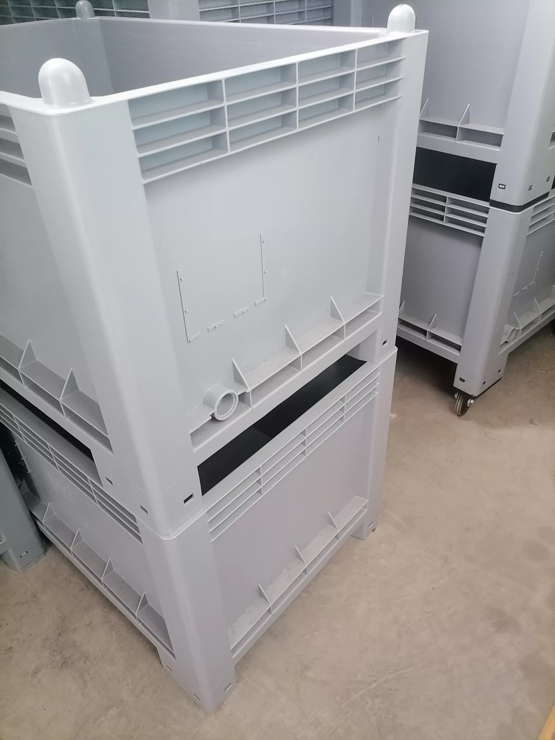 Contenitori cargopallet 300 grigio atossico sovrapposti