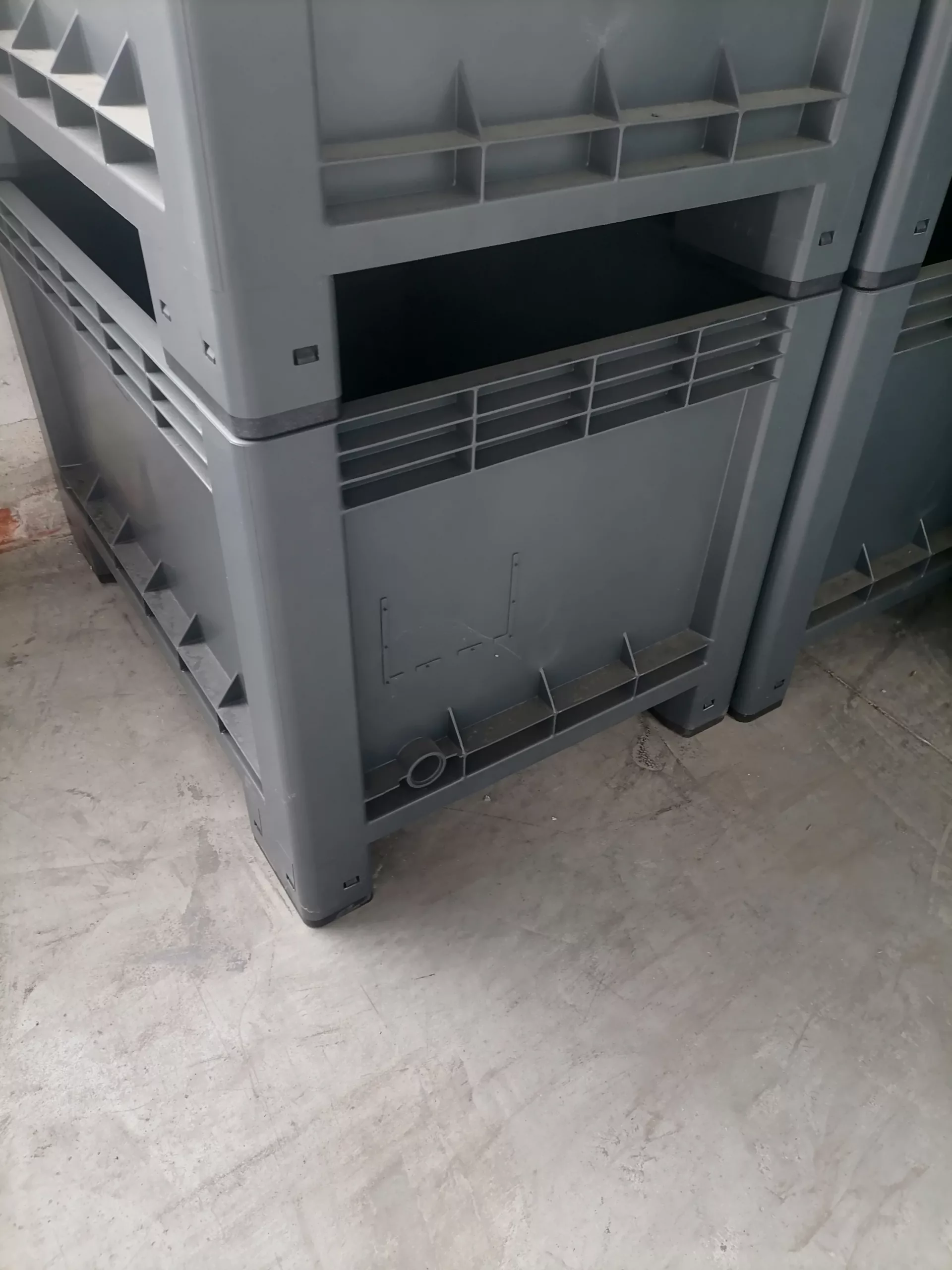 cargopallet 300 litri grigio industriale impilato