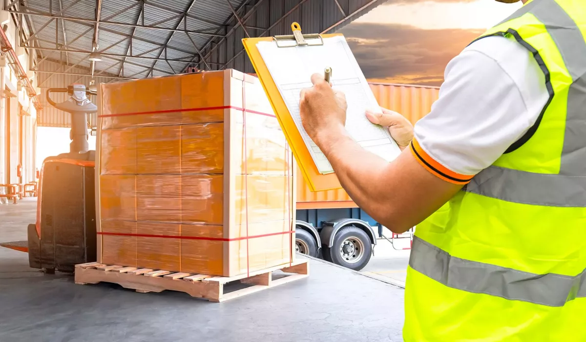 operaio che registra arrivo delle merci