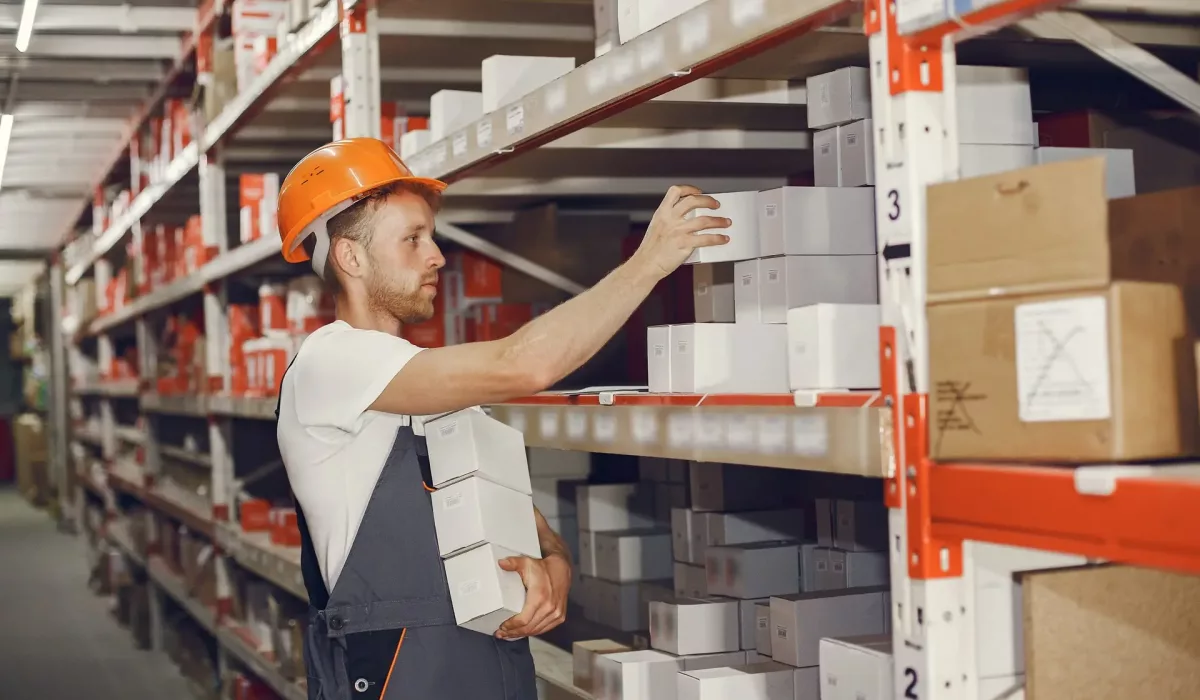 picking dei prodotti per preparazione ordine